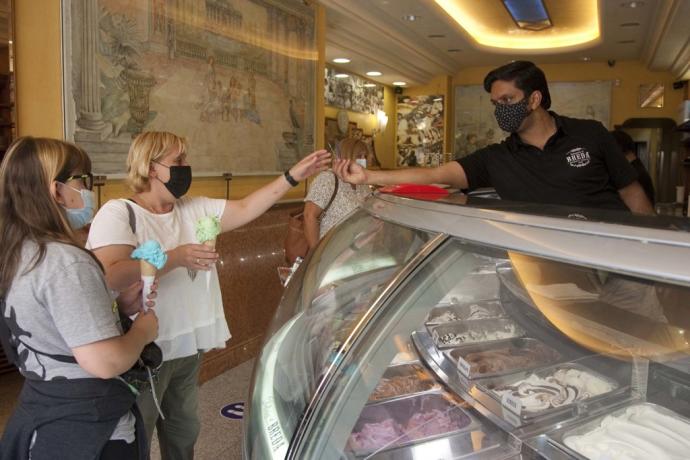 Personas comprando un helado en una heladería de Vitoria