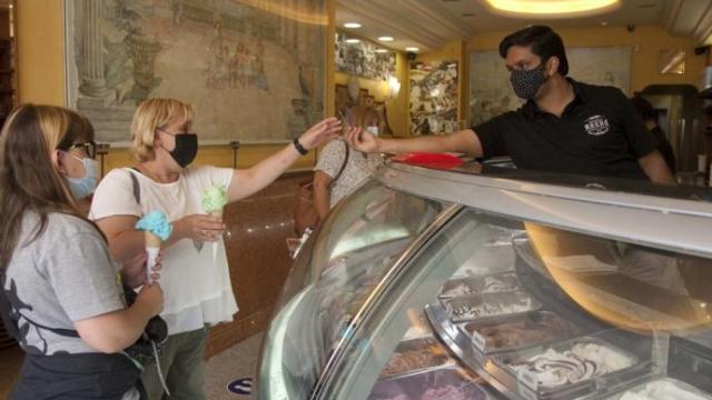 Personas comprando un helado en una heladería de Vitoria