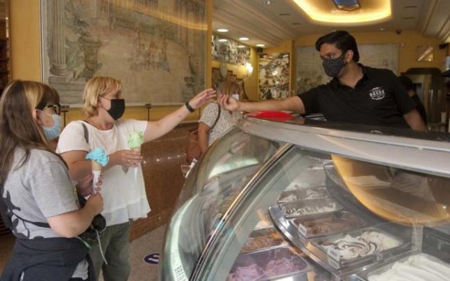 Personas comprando un helado en una heladería de Vitoria