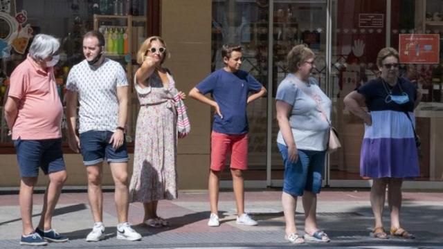 Personas por las calles de Vitoria