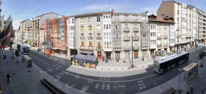 Panorámica de la calle Prado en la intersección con la Plaza de la Virgen Blanca