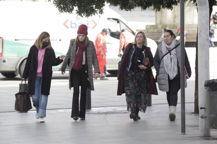 Mujeres caminando por el centro de Vitoria