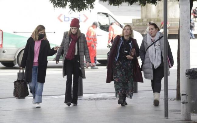 Mujeres caminando por el centro de Vitoria