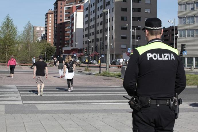 Un agente de la Policía Local de Vitoria, en una imagen de archivo