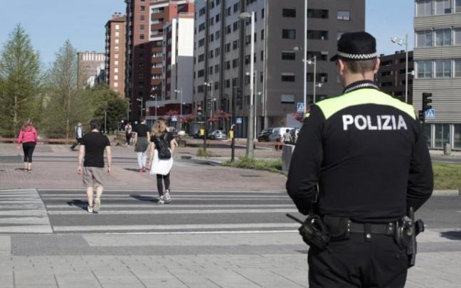 Un agente de la Policía Local de Vitoria, en una imagen de archivo