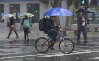 Un ciclista bajo la lluvia en Vitoria