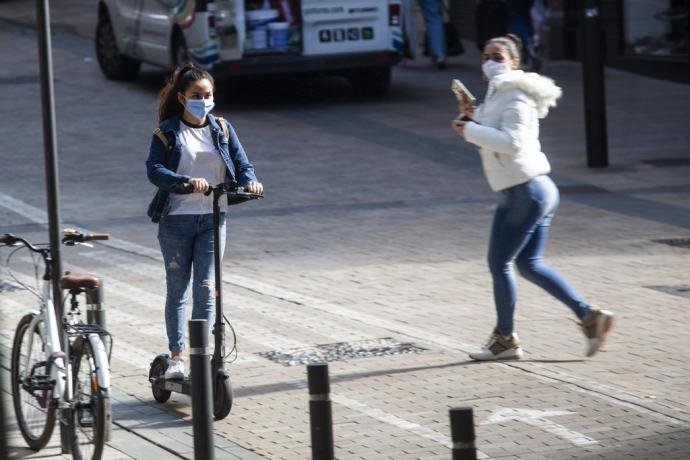 Una joven en patinete eléctrico