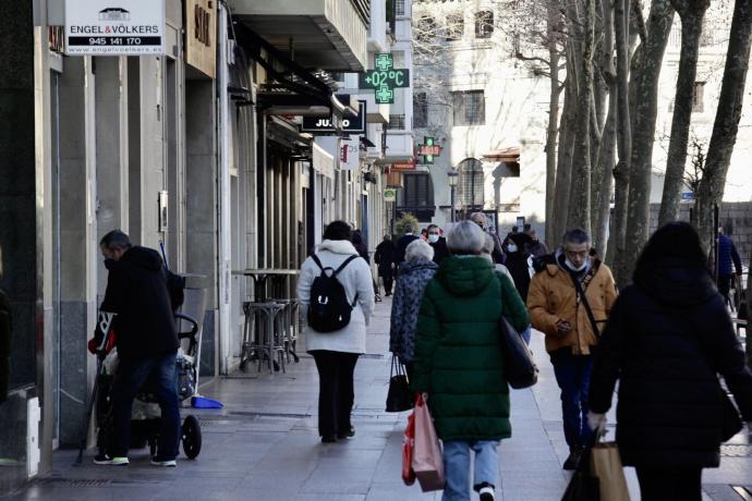 Tránsito de personas por el centro de Vitoria.