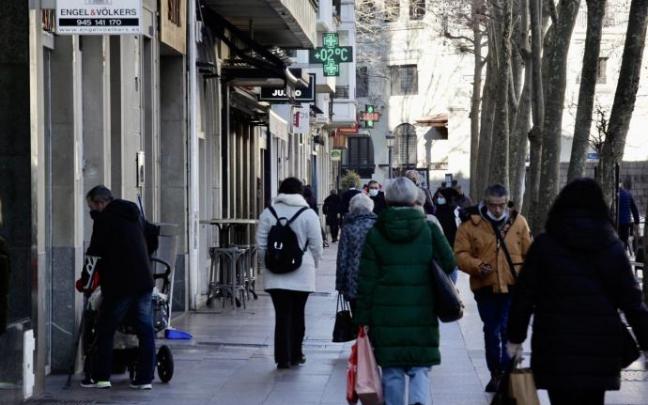 Tránsito de personas por el centro de Vitoria.