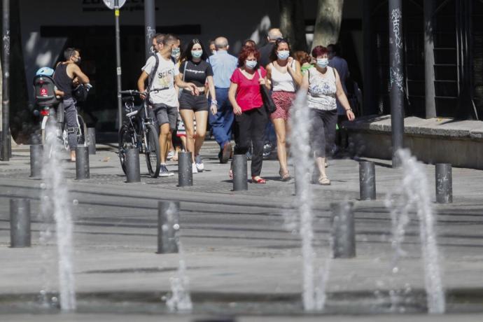 Gente paseando por Vitoria