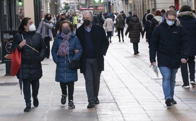 Personas andando por Vitoria con mascarilla