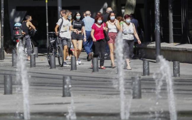 Gente paseando por Vitoria