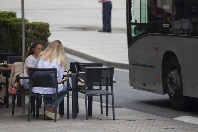 Dos mujeres en una terraza de Vitoria