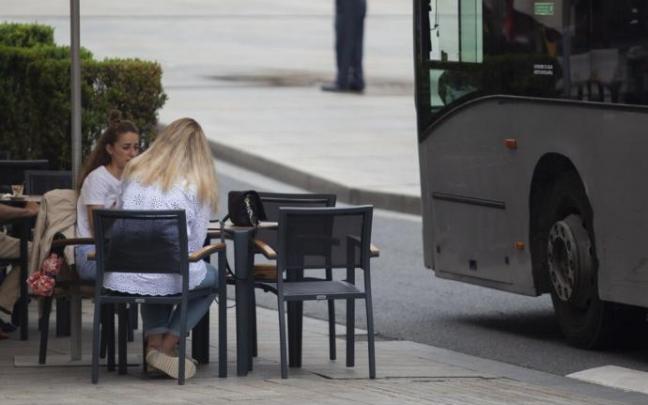 Dos mujeres en una terraza de Vitoria