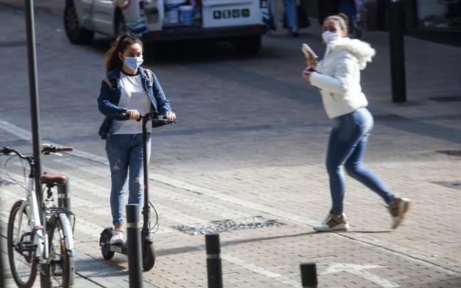 Una joven en patinete eléctrico
