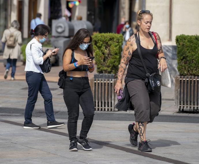 Mujeres caminando por el centro de Vitoria