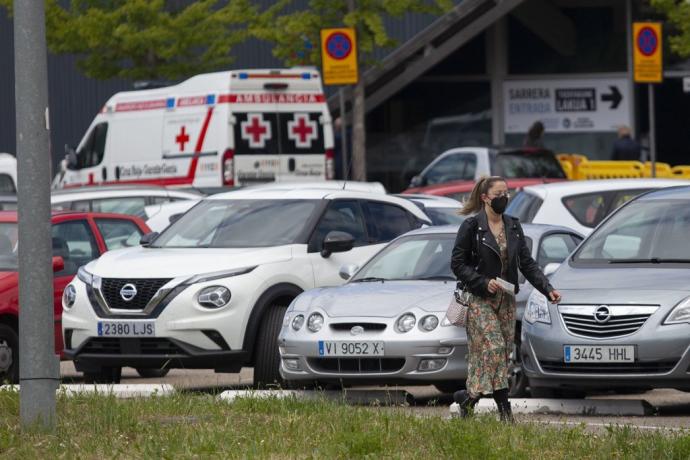 Una mujer camina cerca del Frontón de Lakua, centro de vacunación