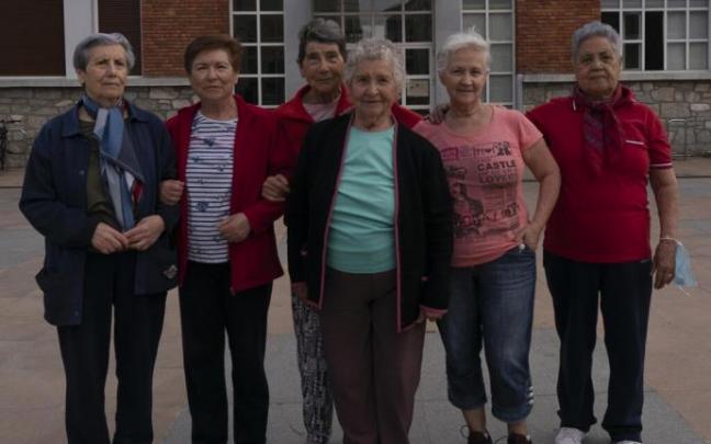 Las seis mujeres posan frente al centro cívico Iparralde