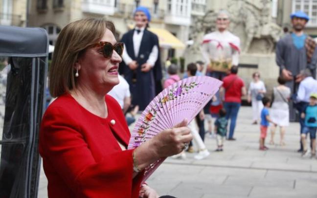 Una mujer con un abanico en Vitoria este fin de semana
