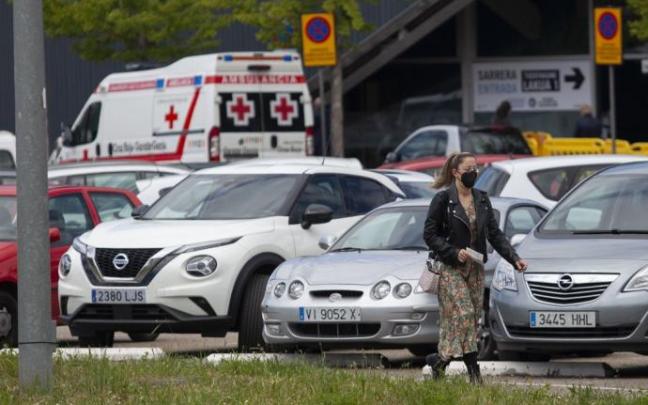 Una mujer camina cerca del Frontón de Lakua, centro de vacunación