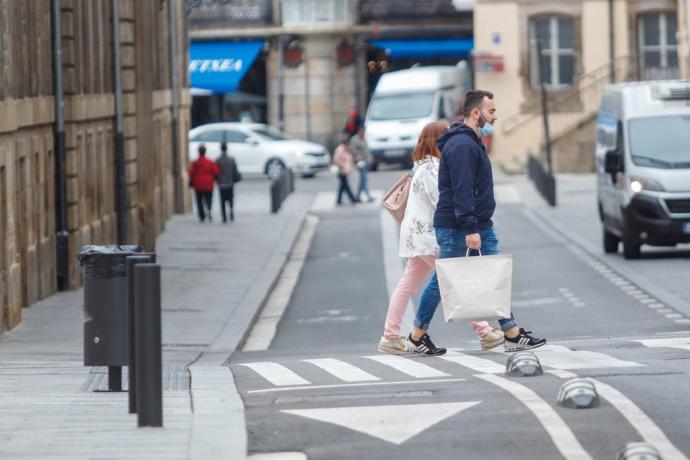 Personas con mascarilla por Vitoria