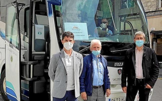Foto de ‘familia’ tras la firma del acuerdo, ayer en Agurain. Foto: E.S.P. Foto de ‘familia’ tras la firma del acuerdo, ayer en Agurain. Foto: E.S.P.