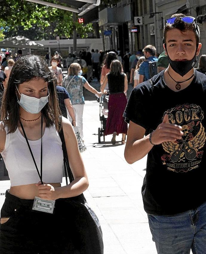 Dos jóvenes caminan por el centro de Gasteiz. Foto: Alex Larretxi