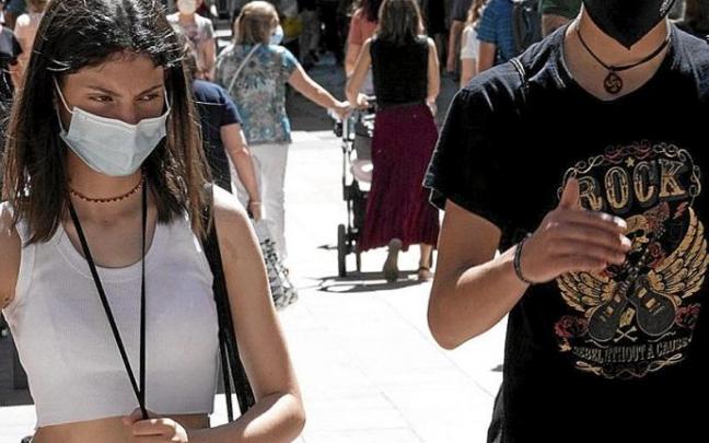 Dos jóvenes caminan por el centro de Gasteiz. Foto: Alex Larretxi