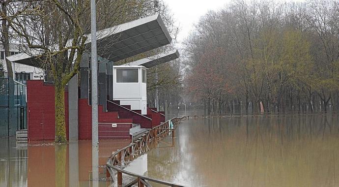 Inundaciones por el desbordamiento del río Zadorra a su paso por las piscinas de Gamarra. Foto: Josu Chavarri