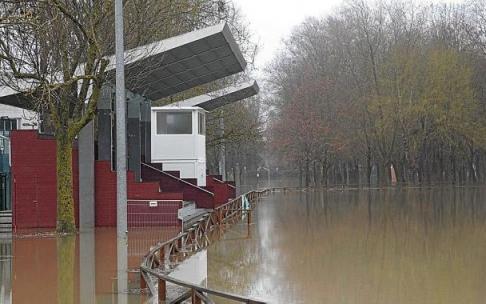 Inundaciones por el desbordamiento del río Zadorra a su paso por las piscinas de Gamarra. Foto: Josu Chavarri