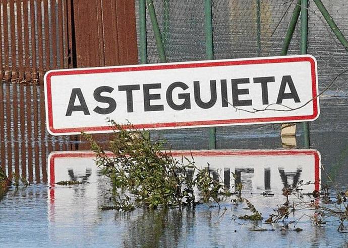 Entrada a Astegieta, completamente inundada, ayer. Foto: Josu Chavarri