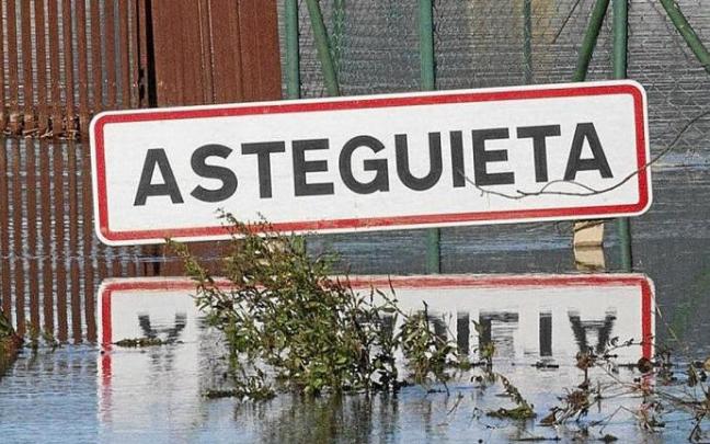 Entrada a Astegieta, completamente inundada, ayer. Foto: Josu Chavarri