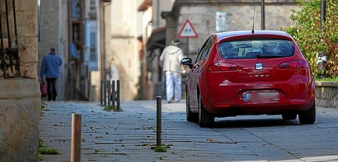 Un coche circula por las calles del Casco Viejo de Gasteiz. Foto: Jorge Muñoz