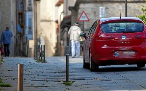 Un coche circula por las calles del Casco Viejo de Gasteiz. Foto: Jorge Muñoz Un coche circula por las calles del Casco Viejo de Gasteiz. Foto: Jorge Muñoz