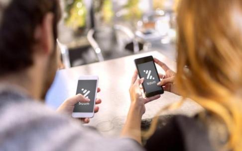 Personas mirando en sus móviles la aplicación Bizum que permite realizar transferencias bancarias y pagos en comercios o a través de internet. Personas mirando en sus móviles la aplicación Bizum que permite realizar transferencias bancarias y pagos en comercios o a través de internet.