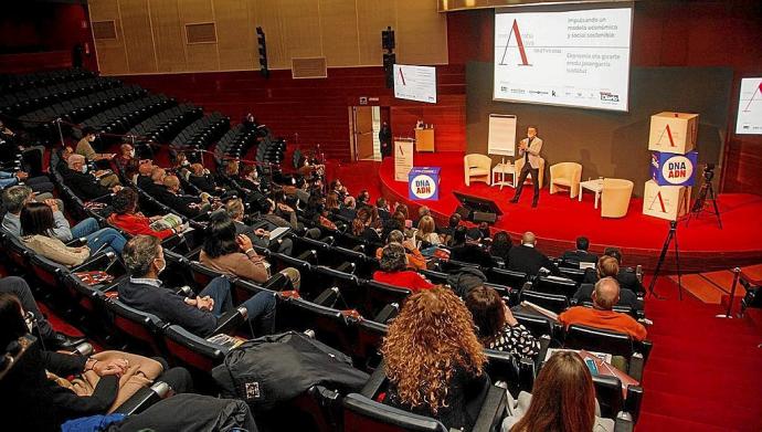 Interior del Palacio Europa durante el Foro Álava Objetivo 2022 organizado por DNA. Foto: Jorge Muñoz