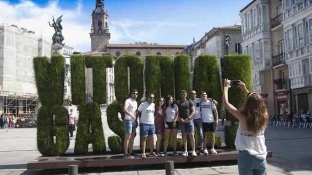 Turistas se fotografían junto a la escultura vegetal de Vitoria. Turistas se fotografían junto a la escultura vegetal de Vitoria.