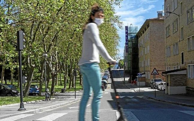 Una joven cruza en patín una calle de Abetxuko. Foto: Alex Larretxi