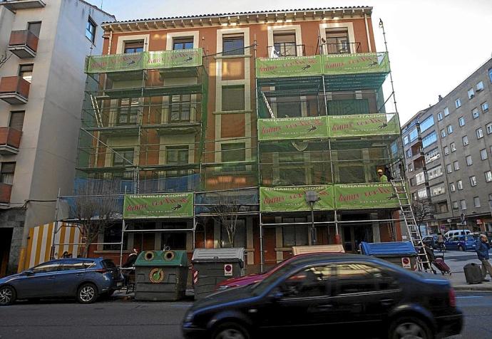 Andamio de obras en la fachada de un edificio situado en la calle Domingo Beltrán. Foto: Alex Larretxi