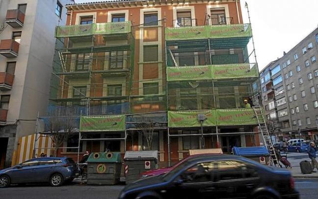 Andamio de obras en la fachada de un edificio situado en la calle Domingo Beltrán. Foto: Alex Larretxi