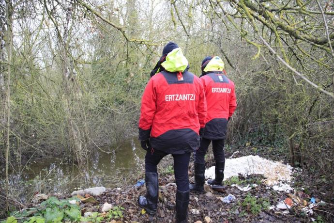 Equipos de la Ertzaintza buscan al desaparecido en el Zadorra