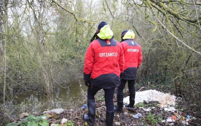 Equipos de la Ertzaintza buscan al desaparecido en el Zadorra Equipos de la Ertzaintza buscan al desaparecido en el Zadorra