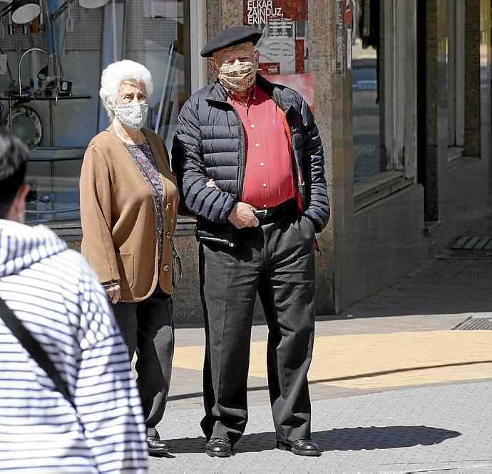 Personas mayores andando por la calle. Foto: Alex Larretxi