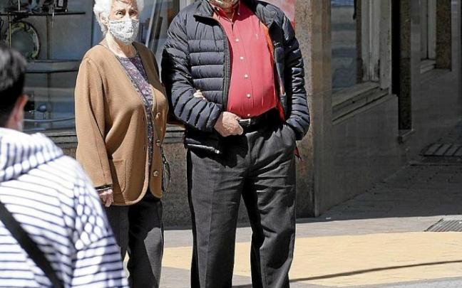 Personas mayores andando por la calle. Foto: Alex Larretxi