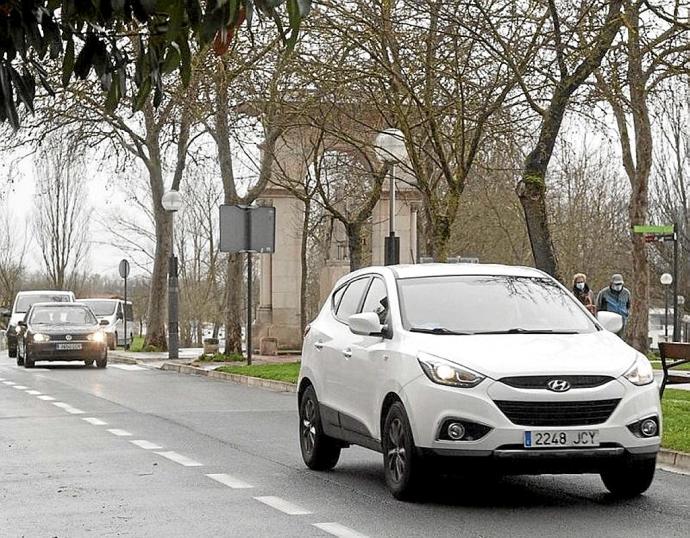 Coches circulando por la avenida de San Prudencio. Foto: Josu Chavarri