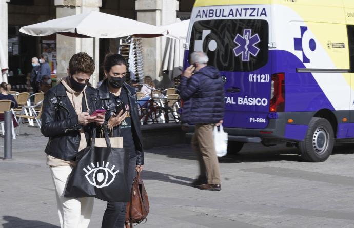 Varias personas pasean por la plaza Nueva de Vitoria.