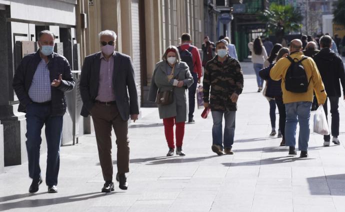 Varias personas pasean por las calles de Vitoria.