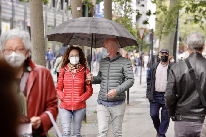Varias personas pasean por el centro de Vitoria.
