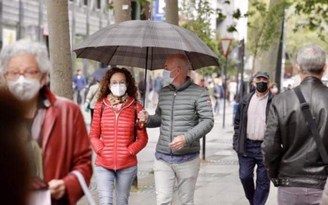 Varias personas pasean por el centro de Vitoria.