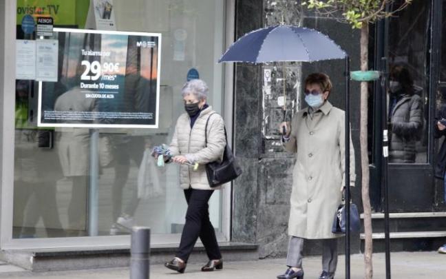 Dos mujeres pasean por el centro de Vitoria.